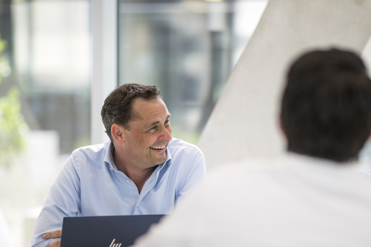 A We Can consultant in a relaxed conversation with a client